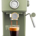 Cecotec lance la cafetière espresso compacte Power Espresso 20 Retro Green de 1100 W en Europe.