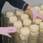 Lactalis intensifie sa production de fromages pour répondre à la demande croissante du marché.