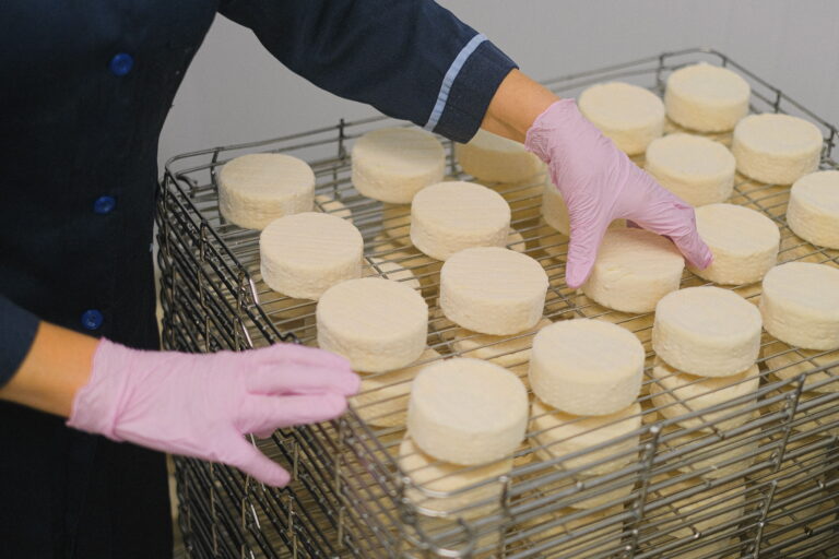 Lactalis intensifie sa production de fromages pour répondre à la demande croissante du marché.