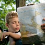 Apprendre aux enfants à s’orienter sans GPS : l’importance de la carte en milieu scolaire