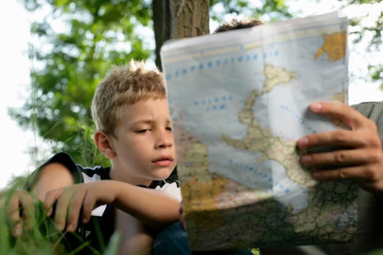 Apprendre aux enfants à s’orienter sans GPS : l’importance de la carte en milieu scolaire