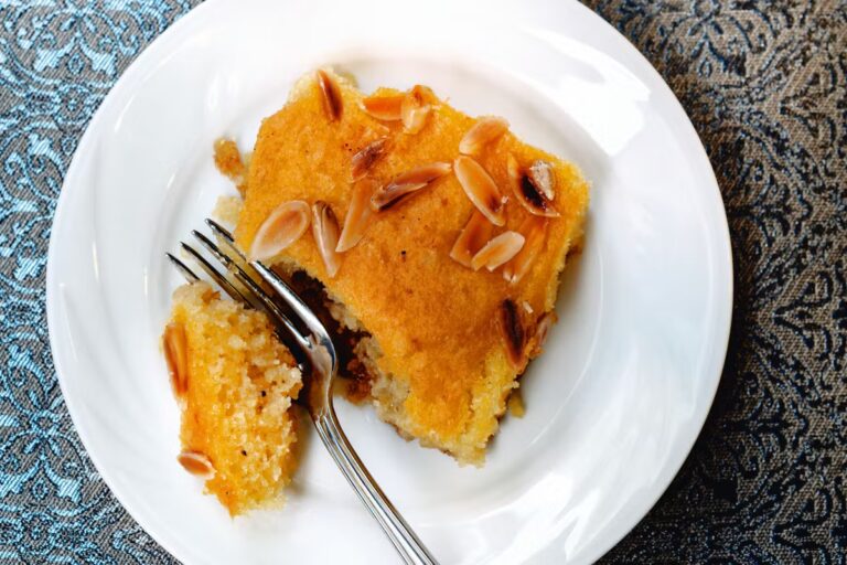 Recette du revani, gâteau turc à la semoule et au sirop, à réaliser facilement chez soi.