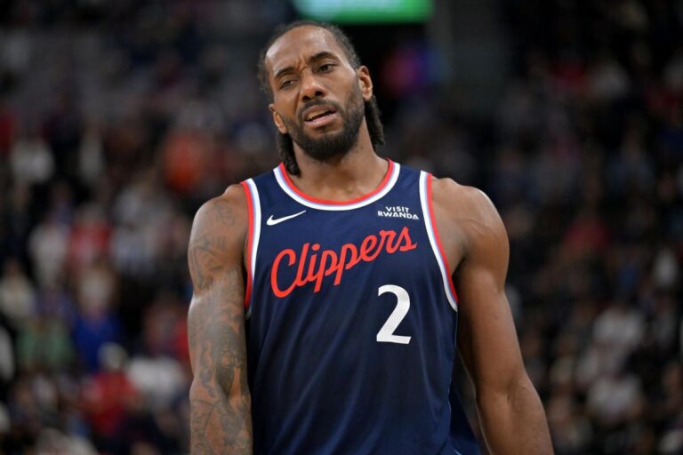 Kawhi Leonard investit dans un club de football aux États-Unis alors que son contrat est sous enquête.