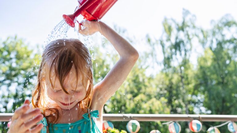 Activités rafraîchissantes pour enfants pendant la vague de chaleur estivale.