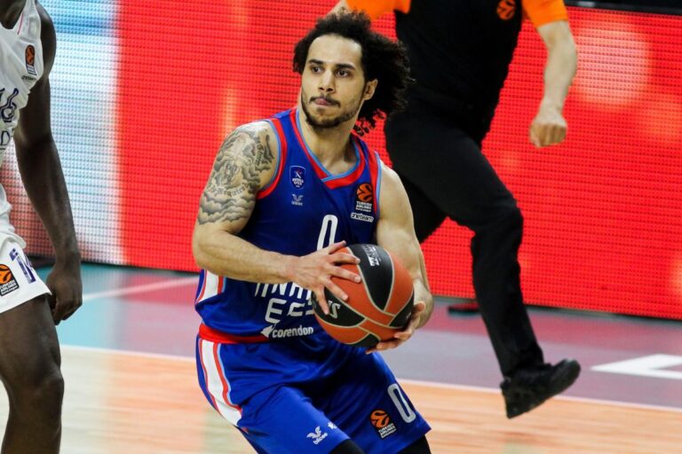 Shane Larkin rejoint Fenerbahçe après son passage à Anadolu Efes Istanbul.