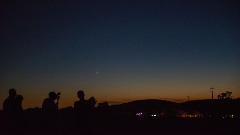 Alignement de la Lune, de Mars et des Pléiades visible avant l’aube pour les astronomes.