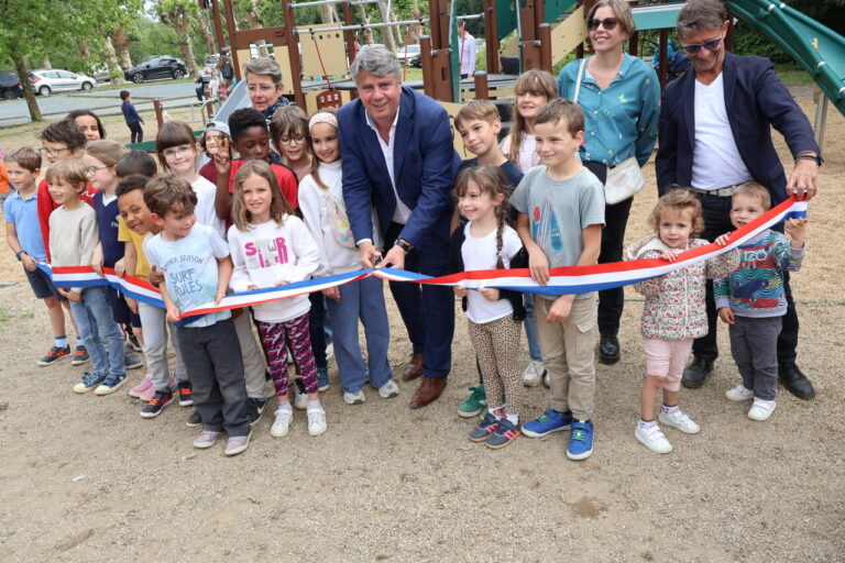 Une nouvelle aire de jeux pour enfants inaugurée dans une ville de Loire-Atlantique.