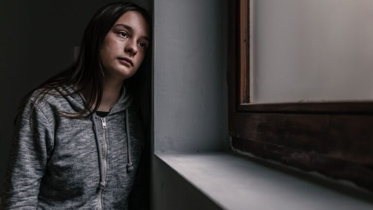 Une adolescente partage son expérience de deuil après le décès de son copain