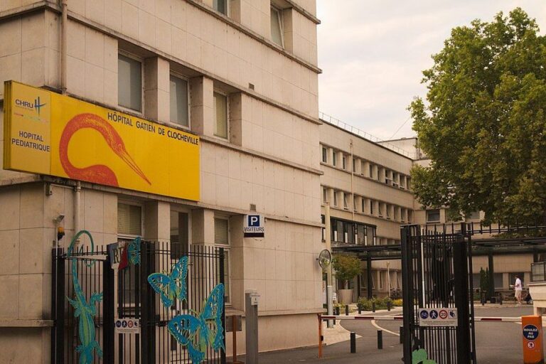 Infiltrations d’eau à l’Hôpital pédiatrique Clocheville à Tours, un collectif dénonce la vétusté.