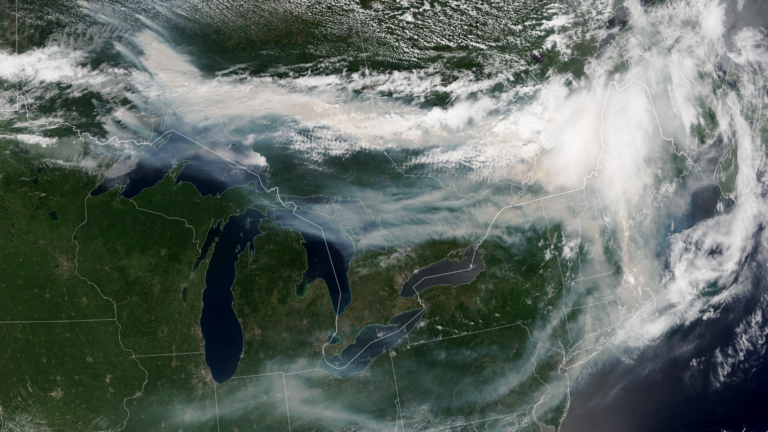 Fumées des incendies canadiens visibles depuis l’espace, alertant sur la crise environnementale.