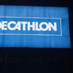 Decathlon lance des chaussures adaptées à l’eau pour protéger les pieds cet été.