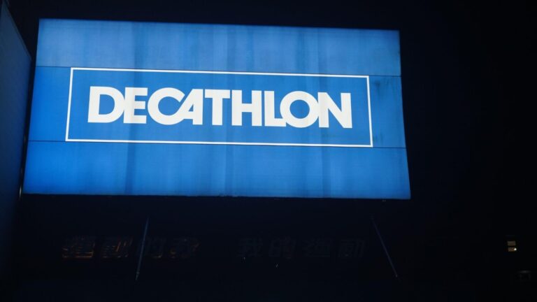Decathlon lance des chaussures adaptées à l’eau pour protéger les pieds cet été.