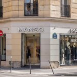 Mango présente une robe légère à Barcelone qui affine la taille et camoufle le ventre.