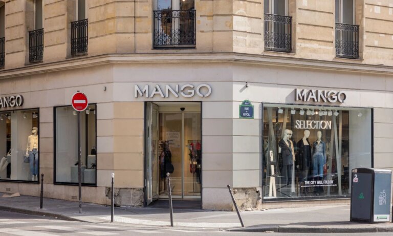 Mango présente une robe légère à Barcelone qui affine la taille et camoufle le ventre.
