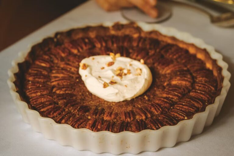 Recette de la tarte à la noix de pécan, dessert traditionnel pour Thanksgiving aux États-Unis