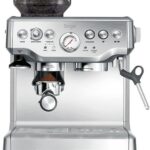 Sage présente sa machine à café The Barista Express avec broyeur et mousseur à lait en inox.