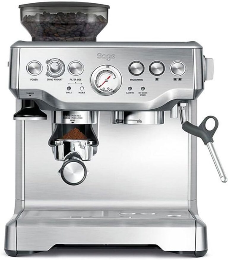 Sage présente sa machine à café The Barista Express avec broyeur et mousseur à lait en inox.