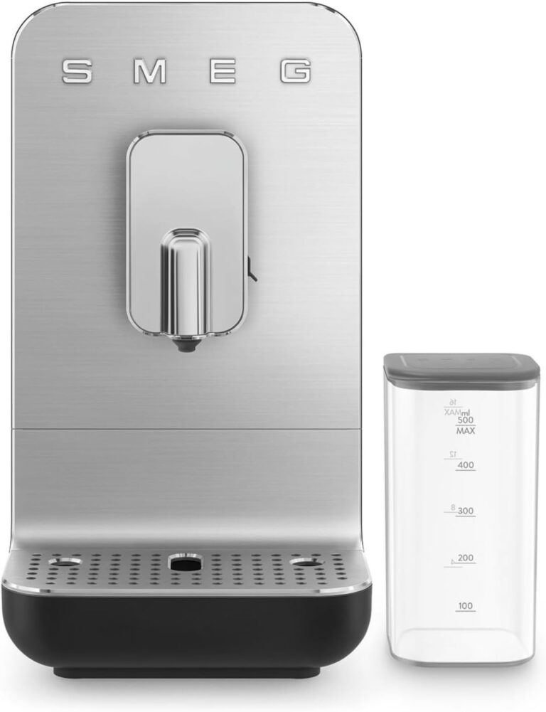 Smeg lance la machine à café automatique BCC13BLMEU avec broyeur intégré et système à lait.
