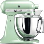 KitchenAid Artisan : Mixeur pâtissier avec accessoires et deux bols en acier inoxydable.