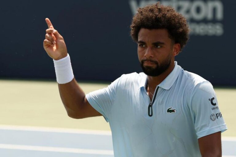 Arthur Fils éliminé au premier tour de l’ATP 500 de Washington, visiblement diminué en fin de match
