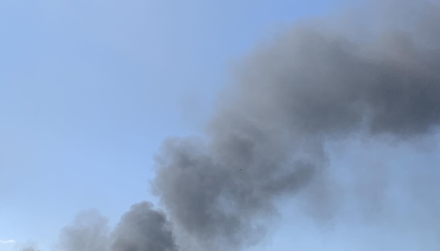 Incendie signalé à deux kilomètres de la centrale nucléaire de Zaporijjia, alerte des autorités.
