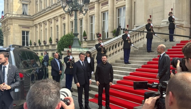 Zelensky et Macron se rencontrent au ministère des Affaires étrangères pour discuter de la défense.