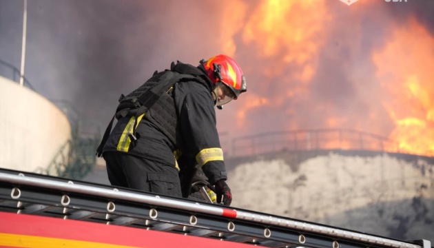Un réservoir d’huile en feu dans la région d’Odessa après une attaque russe.