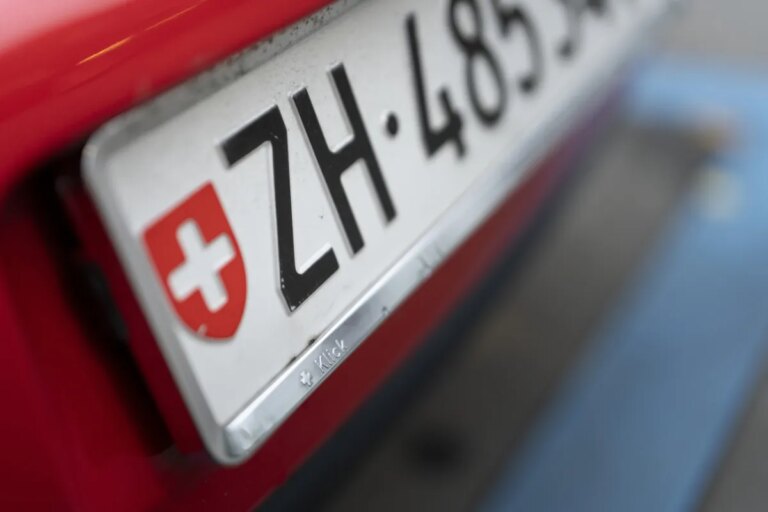 En Suisse, les signalements de harcèlement liés aux plaques d’immatriculation augmentent.