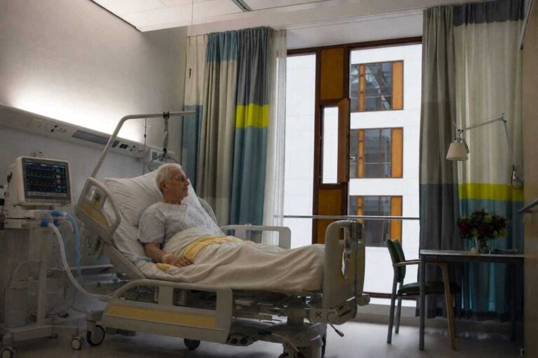 Maternité de Coulommiers : témoignage d’une infirmière sur les conditions de chaleur et de soins.