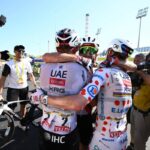 Tadej Pogacar, leader attentif de l&rsquo;équipe UAE, facilite la course des coéquipiers.