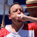 Joey Chestnut remporte son 18e concours de hot-dogs, établissant un nouveau record.