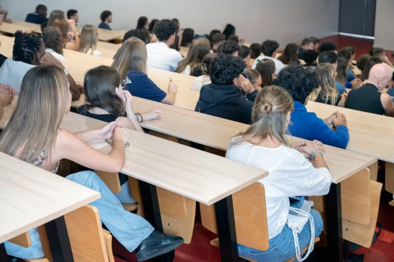 Chaque lycéenne doit rencontrer deux femmes scientifiques pour mieux choisir sa voie.