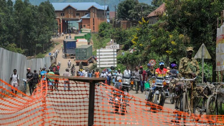 Frontières ouvertes et riposte renforcée pour contenir la propagation d’Ebola.