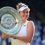 Linda Noskova remporte son premier Grand Chelem à Wimbledon malgré une défaillance en deuxième manche.