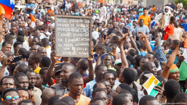 Les jeunes nigériens expriment leur soutien au CNSP dans un contexte de tensions politiques.