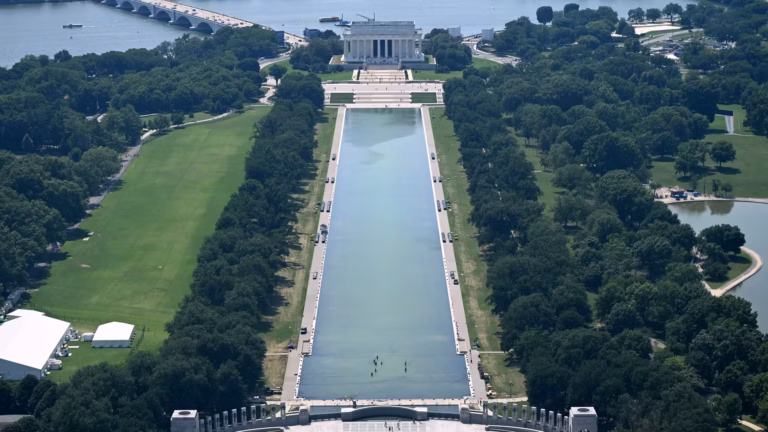 Le bassin du Lincoln Memorial reste asséché, selon des sources officielles américaines.