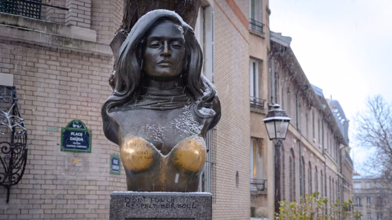 La mairie de Paris confirme avoir repeint le buste de Dalida après un démenti.