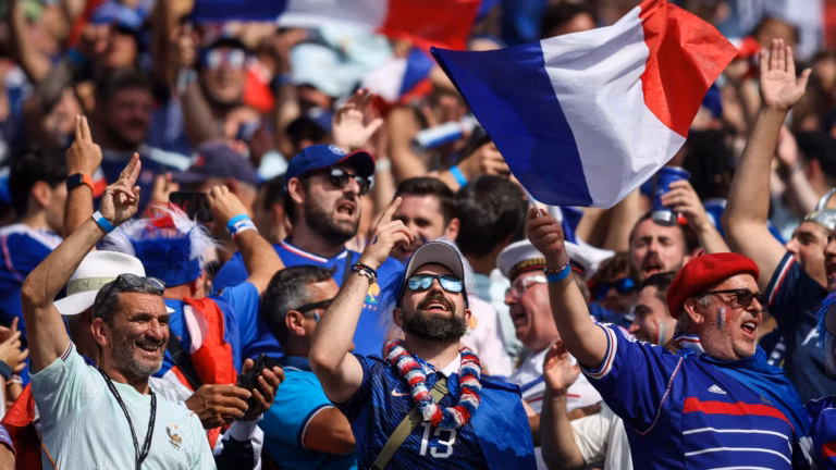 Les supporters français aux États-Unis partagent leurs expériences de vie quotidienne.