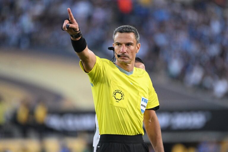 Slavko Vincic désigné arbitre de la finale Espagne-Argentine, fond en larmes en l’apprenant