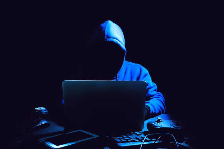 Un jeune homme soupçonné d’avoir incité des adolescents au suicide par Internet.