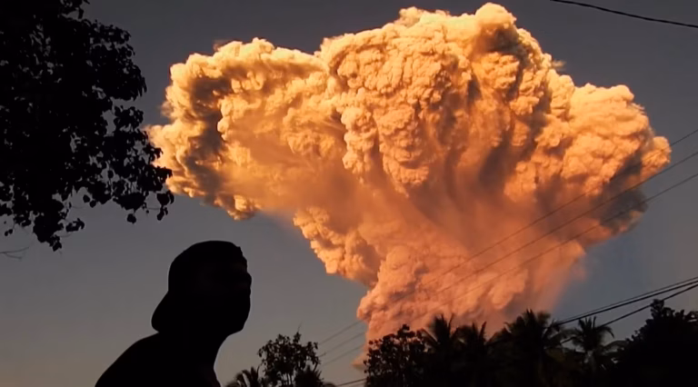 Vingt vols annulés à Bali suite à l’éruption du volcan Lewotobi Laki-Laki