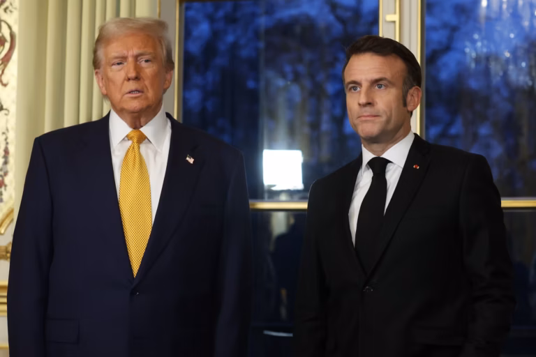 Donald Trump contredit Emmanuel Macron sur des questions de politique internationale.