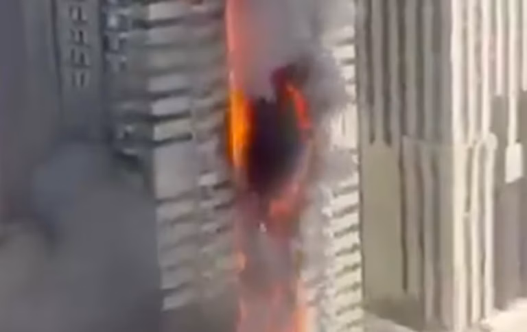 Incendie majeur dans un gratte-ciel de 67 étages à Dubaï, des évacuations en cours.