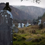 Exhumation de 796 bébés morts dans un foyer religieux en Irlande : un combat juridique engagé.