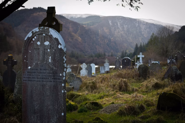 Exhumation de 796 bébés morts dans un foyer religieux en Irlande : un combat juridique engagé.