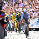 Tour de France : passage des coureurs à Montmartre sous une ambiance festive en vidéo