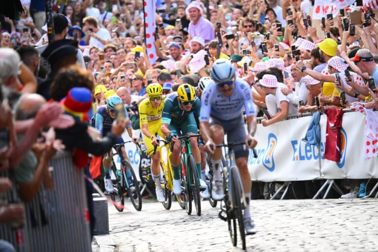 Tour de France : passage des coureurs à Montmartre sous une ambiance festive en vidéo