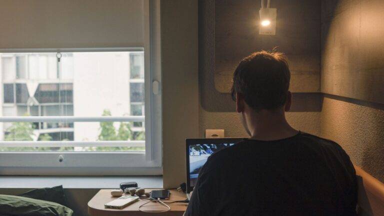 Radicalisation des masculinistes en ligne : des forums incels à l’attentat