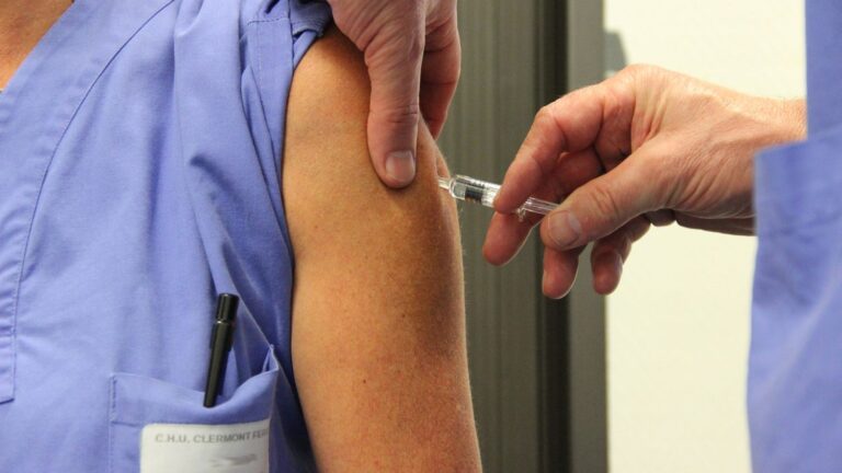 La HAS recommande l’obligation vaccinale contre la grippe, saluée par les infirmiers.