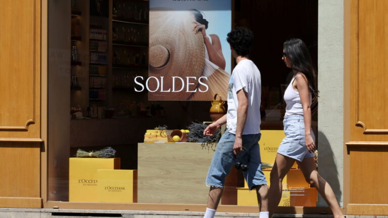 Soldes à Paris : un commerçant sur deux mécontent face à la canicule et à l’inflation.